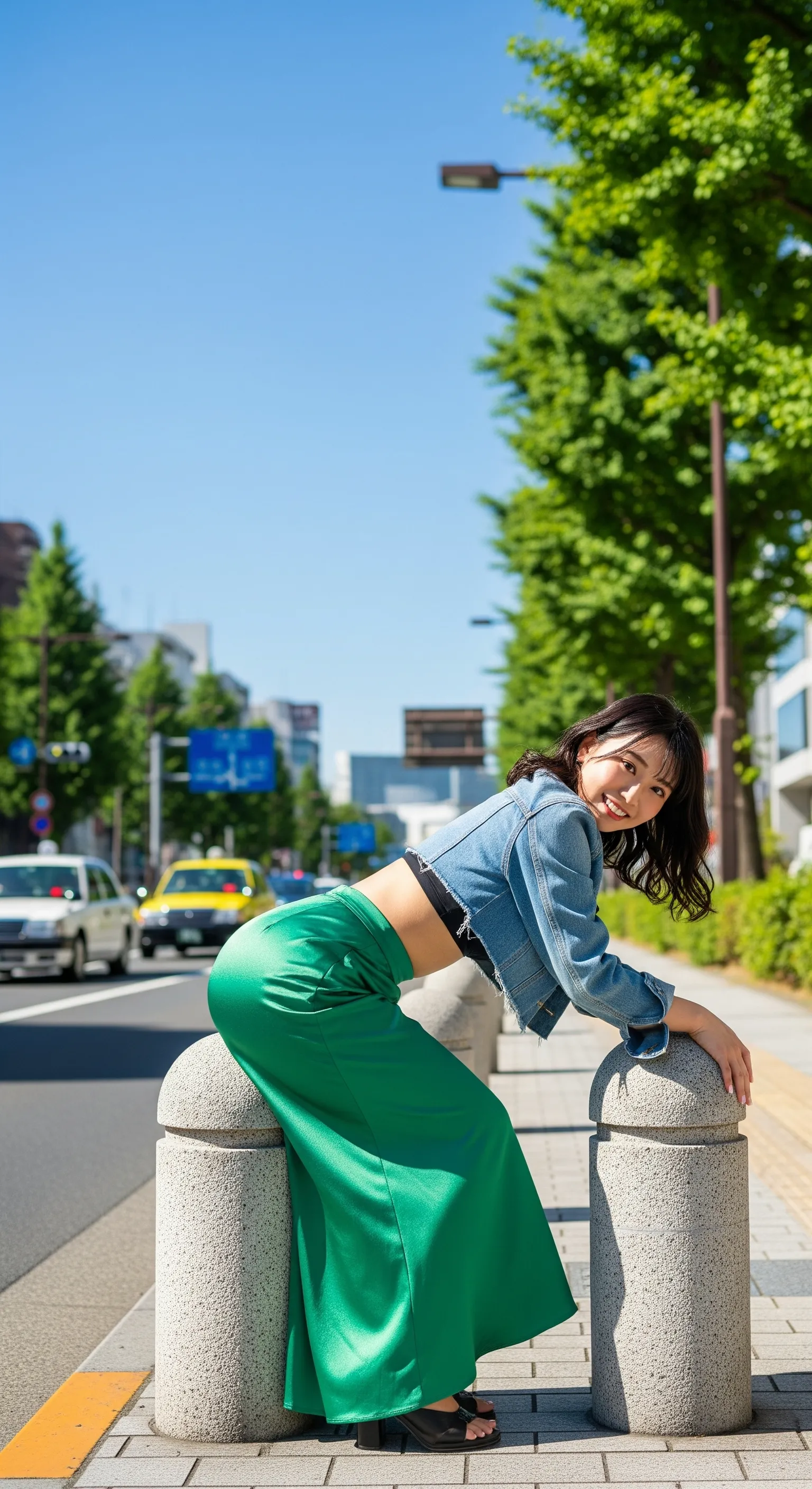 スカート美女がボラードへ座り尻形が浮かぶフェチ画像 014