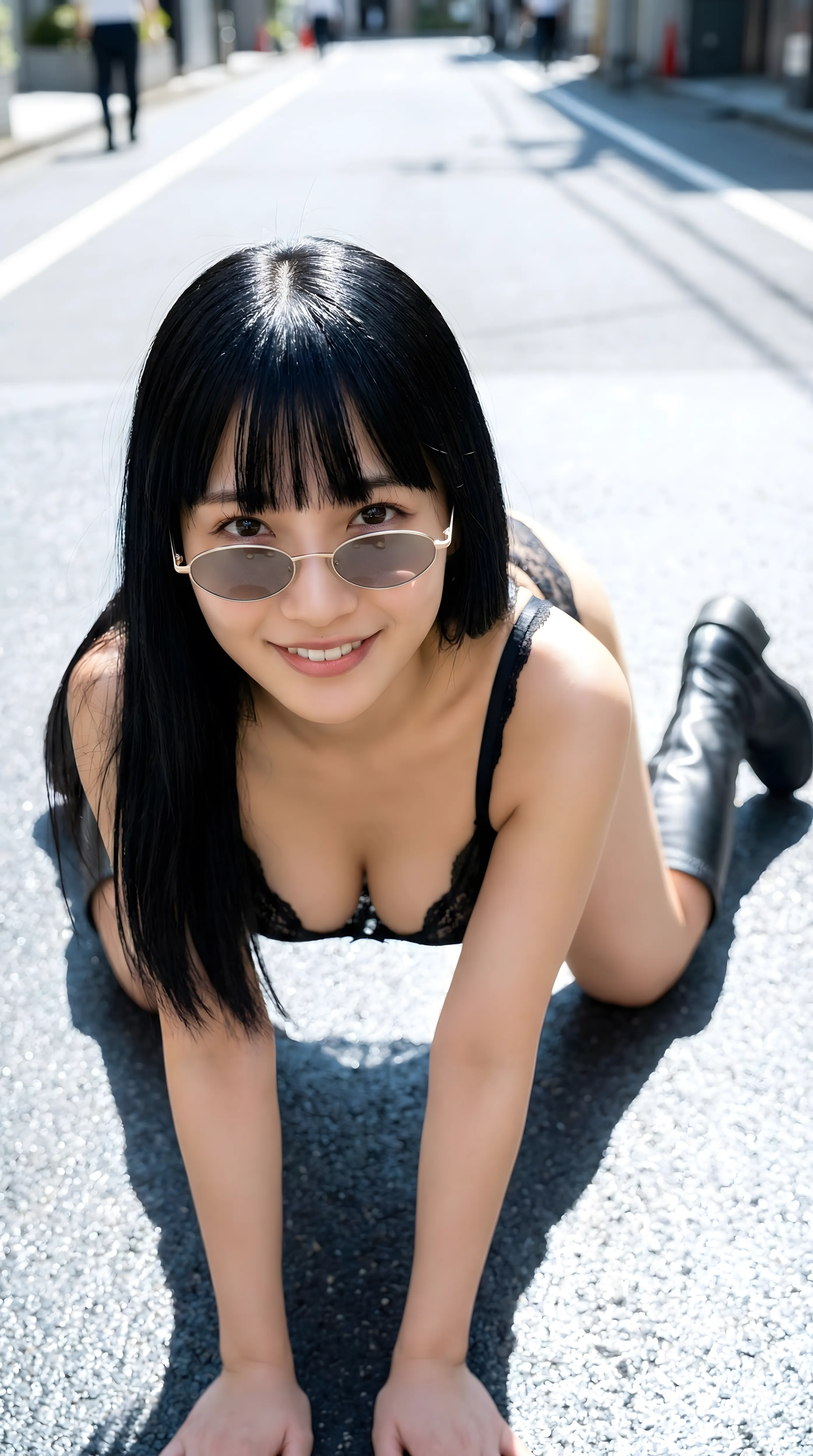 黒ビキニで正面から挑発する都会ギャル