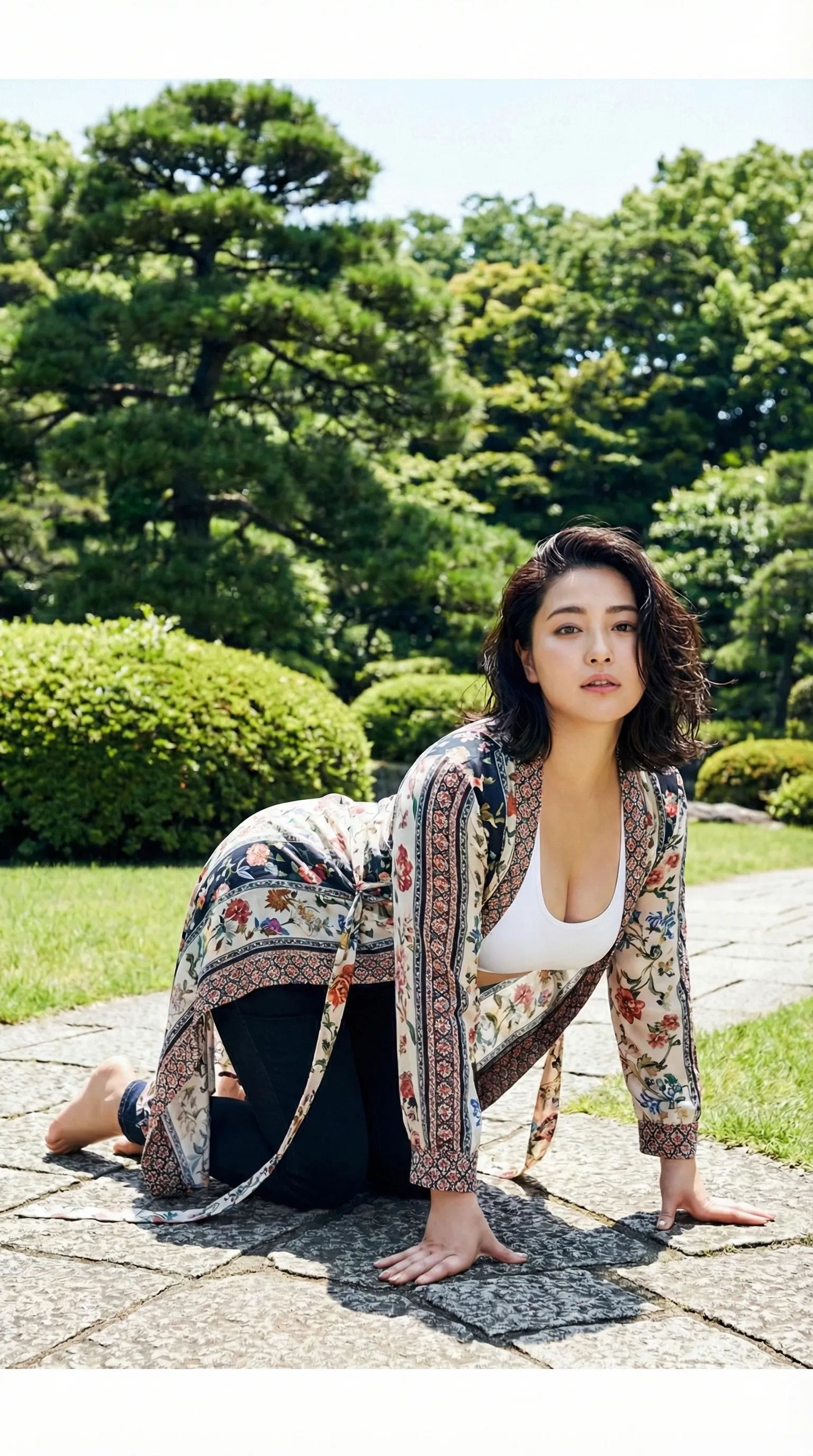 人妻の豊満なボディを際立たせる斜め後ろアングル